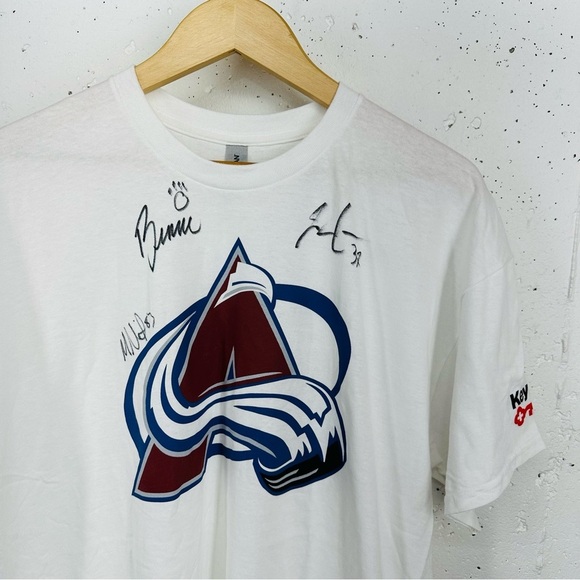 Colorado Avalanche Signed XL T Shirt #83 Matthew Nieto #37 J.T. Compher & Bernie - Picture 3 of 15